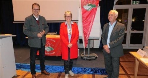 Die Ortsgruppe Rosenheim hielt einen Festakt mit (von links) Landtags-Vizepräsident Markus Rinderspacher, der Rosenheimer Stadträtin Elisabeth Jordan und dem Vorsitzenden der Rosenheimer Naturfreunde, Albin Stieber, ab.Foto Naturfreunde