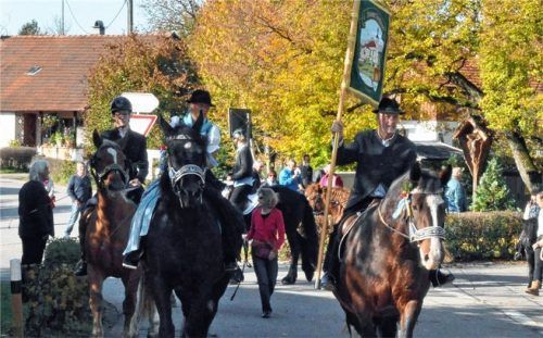 Die Pferde und Reiter präsentieren sich den Zaungästen. Allen voran der Vorsitzende Sepp Obermeier.Foto Zierer