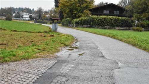Die Reikeringer Straße  ist in schlechtem Zustand. 2021 soll sie saniert werden. Foto Schlecker