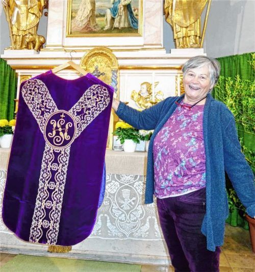 Die scheidende Mesnerin Rita Stoib zeigt das violette Messgewand für die Advents- und Fastenzeit.Fotos Hötzelsperger