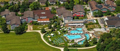 Die Simssee Klinik und die Chiemgau Thermen in Bad Endorf aus der Vogelperspektive. Fotos Gesundheitswelt Chiemgau)
