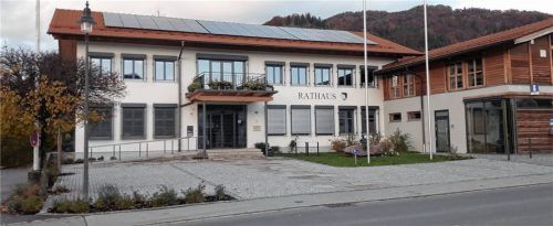 Die Telekom wünscht sich einen zentralen Mobilfunkstandort – idealerweise am Rathaus. Ohne Mitsprache will das die Gemeinde Nußdorf nicht hinnehmen und hat Experten beauftragt, Untersuchungen durchzuführen. Foto Steffenhagen