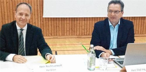 Die unabhängigen Experten Wolf Herkner (links) und Rechtsanwalt Hans Ulrich waren zur Sondersitzung in die Beurer Halle eingeladen, um den Sachverhalt zu begutachten.Foto  Riedl