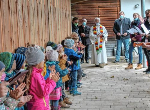 Die Vorschulkinder des Kindergartens Spatzennest in Pfaffenhofen freuen sich über ihren Kita-Neubau. Zum Dank singen sie für Pfarrer Herbert Holzner und Bürgermeister Stefan Adam (Mitte von links) ein Lied.Fotos Heinz