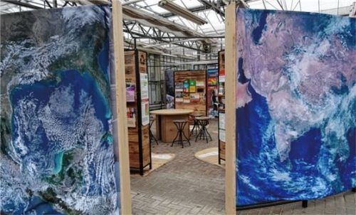 Die Wanderausstellung „Wege in die Zukunft – für Dich und die Welt“ gibt es in der Gärtnerei Jolling in Bad Endorf zu sehen. Foto RE