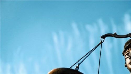 Das Amtsgericht Rosenheim verurteilte einen Autoverkäufer zu einer Haftstrafe auf Bewährung. Er hatte Gebrauchtwagen verkauft und den Erlös für sich behalten sowie Dokumente gefälscht. Foto dpa