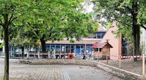 Dieser Bereich des Schulhofs der Adolf-Rasp-Schule wurde jetzt erneuert. Dort stehen jetzt zwei neue Bänke, auf denen die Schüler Platz nehmen können. Foto Riediger