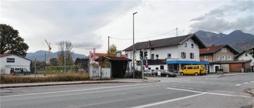 Dieser Bereich wird derzeit komplett neu geplant. An der Einmündung Gänsbachstraße soll ein kleiner Dorfplatz entstehen. Ein Entertainment-Center in dem Geschäftshaus passt laut städtebaulich nicht. Foto Eder