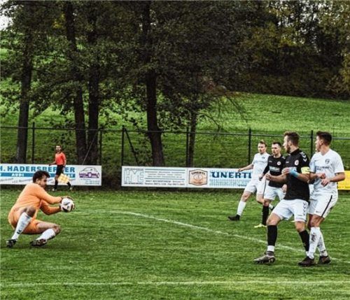 Dorfens Torhüter muss im Ligapokal-Derby bei der SG Reichertsheim-Ramsau/Gars eingreifen.Foto Wimmer