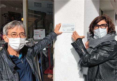 Dr. Thomas Nowotny und Monika Hauser-Mair bringen am Gebäude in der Samerstraße ein Schild an, auf dem das Kunstwerk erklärt wird. Foto  Schöne