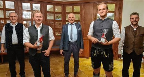 Ehrung mit Abstand: (von links) Ausbilder Stefan Heller, Johannes Mayr, Innungsobermeister Martin Schmid, Mirko Pietrzak und Ausbilder Kaspar Huber.Foto rieger