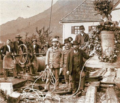 Ehrwürdig geschmückt wurden die Glocken 1920 zum Kirchplatz gefahren, geweiht und dann aufgezogen. Foto re