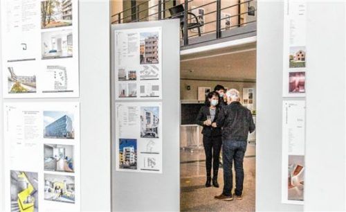 Ein Blick in die Ausstellung „Architektouren 2020“ mit 241 vorgestellten Projekten. Foto Staatliches Bauamt Rosenheim