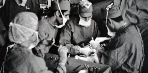 Ein Blick ins Fotoalbum: Dr. Dieter Meckl (Zweiter von links) operierte in den 70er-Jahren am Rosenheimer Klinikum – eine Zeit, an die er sich gerne erinnert. Fotos privat/Hausmann