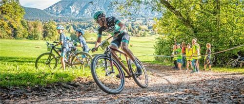 Ein Höhepunkt des Vereinsjahres war das Rad-Event mit dem Samerberger Radprofi Marcus Burghardt (vorne).Foto re