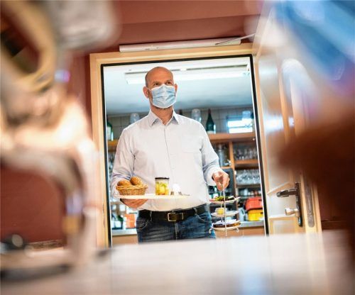 Ein Hotelier serviert seinen Gästen unter coronabedingten Vorsorgemaßnahmen das Frühstück. In Bayern sollen ab heute keine Gäste aus Corona-Hotspots mehr übernachten dürfen. Foto dpa