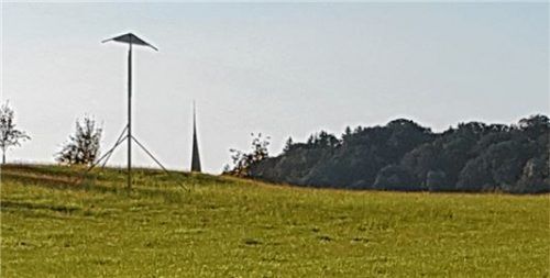 Ein Phantomgerüst soll Einblick in die Ausmaße eines Baus geben. In Frasdorf bestand dieses für den geplanten Miedl-Bau nur aus einer Firststange, was viel Vorstellungskraft erforderte.Foto  Köberle