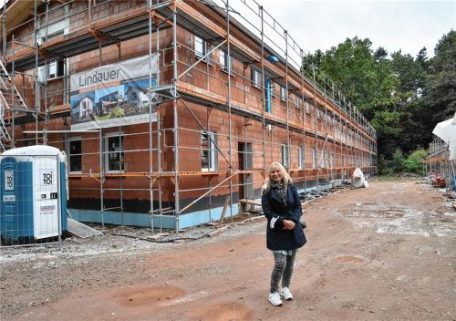 Ein Teil des Neubaus: Andrea Thomas, Vorsitzende des Tierschutzvereins, steht vor dem neuen Hauptgebäude. Darin befindet sich in Zukunft unter anderem ein Veranstaltungsraum. Foto Schlecker