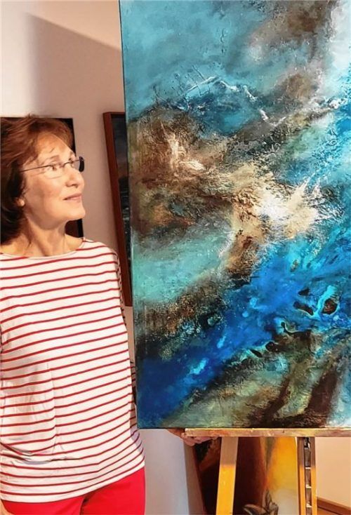 Ein Zufall sorgte für den Einstieg in die Malerei: Hildegard Czizegg vor ihrer „Symphonie in Blau“.