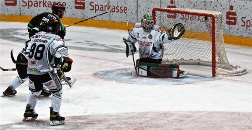 Eine der vielen Rosenheimer Chancen in den ersten beiden Dritteln: Kyle Gibbons trifft hier die Latte.Foto Ziegler