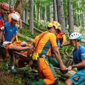 Bergwacht und Forstarbeiter üben gemeinsam den Erstfall