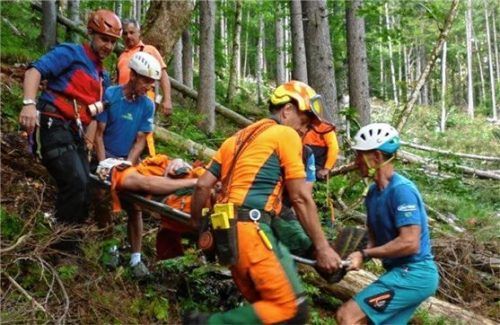 Eine gute Zusammenarbeit von Bergwachtlern und Forstbediensteten gab es bei der Rettungsübung. Foto Hauser