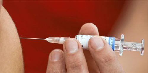 Eine Spritze in den Oberarm: Eine Grippeimpfung bleibt vielen Patienten aktuell verwehrt. Foto dpa