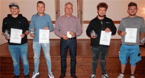 Eine Urkunde und ein Präsent: Obermeister Anton Hudlberger (Mitte) zeichnete die Innungsbesten (von links) Hannes Naglmeier, Lirim Mehmeti, Mario Maier und Felix Hain aus. Verhindert waren Lars Hübner und Justin Steger. Foto re