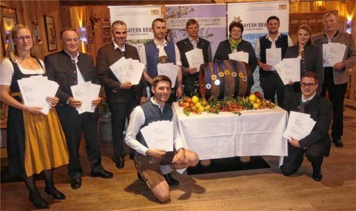 Einige der prämierten Obst- und Kleinbrenner aus dem Landkreis jeweils von links: stehend Rosi Rechenauer, Josef Baumann, Josef Paul, Johann Zehetmaier, Alois Stacheter, Marianne Stuffer, Andreas Müllauer, Katharina Singer und Balthasar Höfer; vorne ChristianStocker und Simon Eder.Foto Kaiser