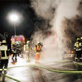 Holztransporter fängt auf A8 Feuer