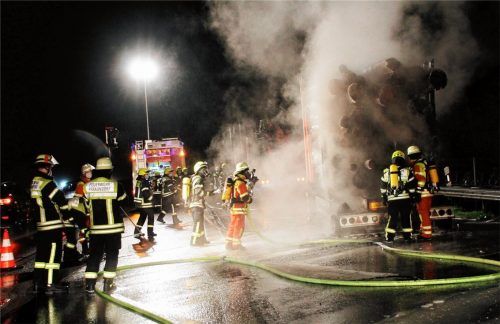 Einsatzkräfte der umliegenden Feuerwehren hatten den Brand des Anhängers schnell gelöscht. Foto Reisner