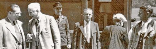 Empfang von Bundespräsident Theodor Heuss (Zweiter von links) 1950 am Aschauer Bahnhof mit Rupert Wörle, Erster Bürgermeister von Niederaschau (Vierter von links), sowie Fridolin Göser, Zweiter Bürgermeister von Hohenaschau. Hötzelsperger
