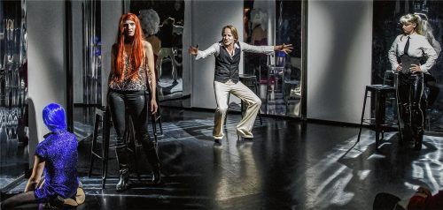 Er hat die Ladies fest im Griff: Hilmar Henjes fordert als Freder volle Aufmerksamkeit von der sitzenden Dragqueen (Nik Mayr), der forschen Marie (Magdalena Müller) und der kühlen Blonden (Annett Segerer).Foto Thomas Kirchgraber