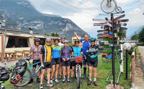 Erinnerungsfoto: die Radlergruppe aus Rosenheim bei einem Zwischenstopp.Foto Hobmaier