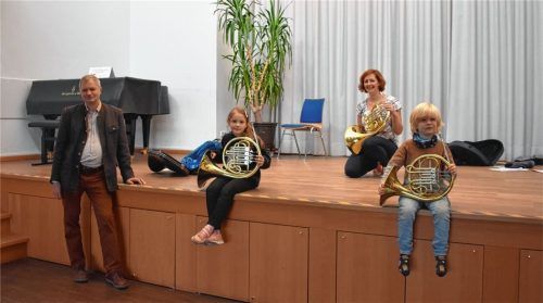 Es kann weitergehen: Gottfried Hartl, Leiter der Musikschule, und Musiklehrerin Regina Huber blicken positiv in die Zukunft. Foto Hausmann