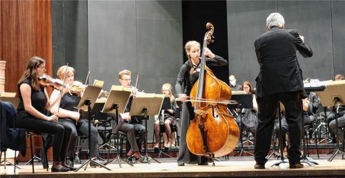 Eva Brockhaus am Kontrabass glänzte bei „Le Grand Tango“ von Astor Piazzolla. Foto Füchtner