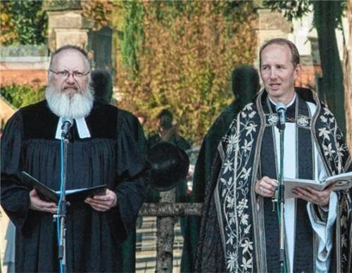 Evangelischer und katholischer Pfarrer im Gebet vereint: Karl-Friedrich Wackerbarth und Klaus Hofstetter.