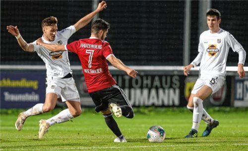 Fabian Wiesmaier, der Schütze des 2:3, gegen die Traunsteiner Christian Wimmer und Michael Angerer (rechts).Foto Weitz