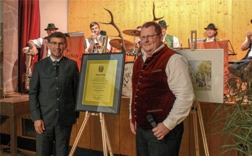 Feierliche Würdigung: Stefan Adam (rechts) verleiht Hans Holzmeier den Ehrentitel „Altbürgermeister“. Foto Heinz