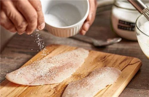 Fisch immer erst kurz vor dem Garen salzen, da das Fleisch sonst trocken wird.