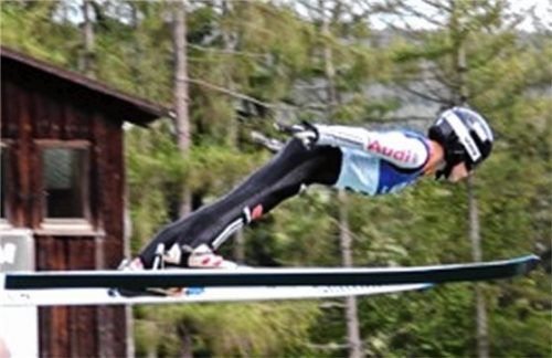Fliegt zu weit für die Konkurrenz: Felix Brieden siegt im Spezialspringen und in der Nordischen Kombination beimbayerischen Schülercup.Foto Lotter