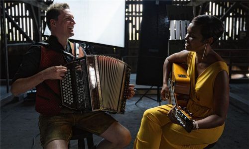Freude am bayerisch-kubanischen Musikmachen: „Guantanamera“ Yinet Rojas Cardona und Leo Meixner beim Dreh des neuen Musikvideos „Dahoam is überoi“. Foto Ana Baumgart