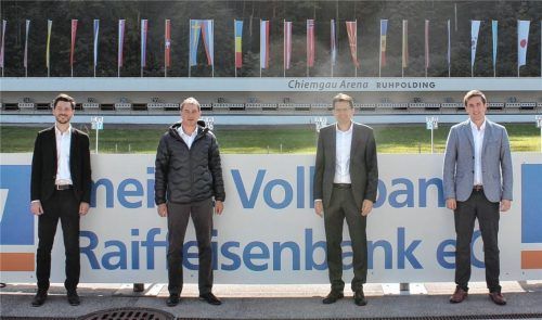 Freuen sich über die neue Partnerschaft: (von links) Michael Kamml, Hauptgeschäftsstellenleiter des Bankenhauses in Ruhpolding, Engelbert Schweiger, Geschäftsführer der Chiemgau-Arena, Klaus Hatzel, Direktor der „meine Volksbank Raiffeisenbank eG“, und Ruhpoldings Bürgermeister Justus Pfeiffer. Foto re
