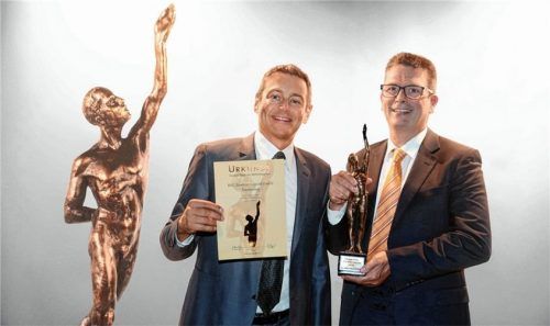 Freuten sich über die Auszeichnung: Robert Popp (links) und Jörg Hegestweiler von der BKL-Geschäftsführung. Foto Boris Löffert/OPS Netzwerk GmbH
