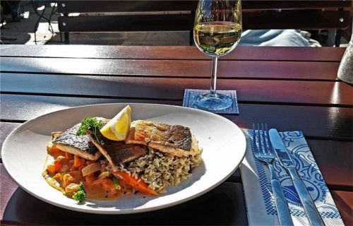 Frisches Saiblingsfilet und dazu ein Glas Weißwein: Pro Kopf verzehren die Deutschenetwa 13 Kilogramm Fisch im Jahr.