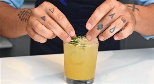Garniert wird die „Rosi“ mit Rosmarin. Für einen Cocktail eignen sich am besten gekühlte Gläser, rät der Profi.