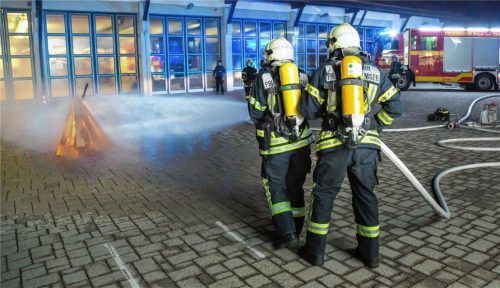 Gelernt ist gelernt: Auch beim Übungs-Löschangriff auf dem Hof der Feuerwehr Prien ist höchste Konzentration gefordert. Foto Berger