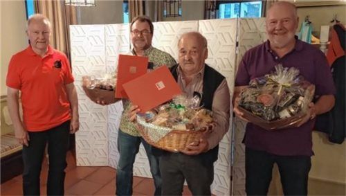 Geschenke für lange Zugehörigkeit zum Ortsverein und für die Tätigkeit im Gemeinderat überreichte Michael Hinterbrandner an Franz Praxl, Kurt Braun und Rudi Mayerhofer (von links).Foto re