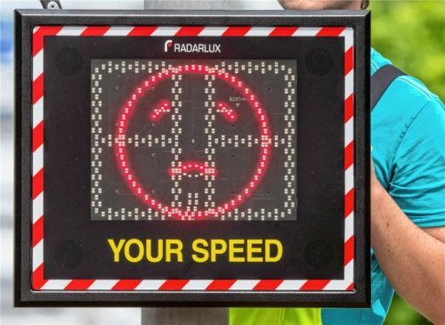 Geschwindigkeitsdisplays sollen Raser in Riedering ausbremsen. Einstimmig sprach sich der Gemeinderat für den Kauf mobiler Messanlagen aus.Foto DPA