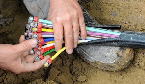 Glasfaser-Kabel mit farbigen Einzelsträngen: In Aschau sind nur einige Gemeindeteile mit Glasfaseranschlüssen bis zu den Häusern ausgestattet.Foto DPA